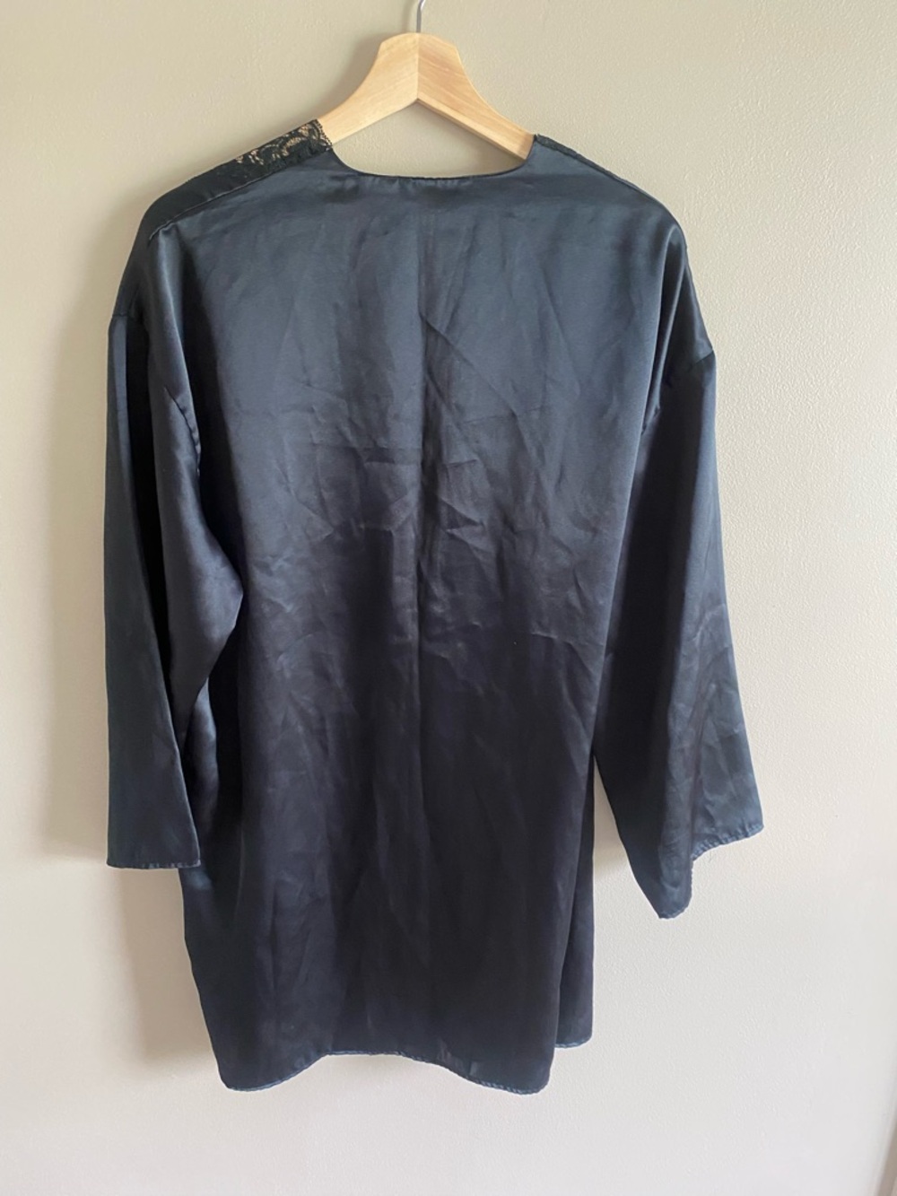 Vintage‎ Victoria's Secret Black Satin Lace-Trim Tie Robe - Picture 5 of 6